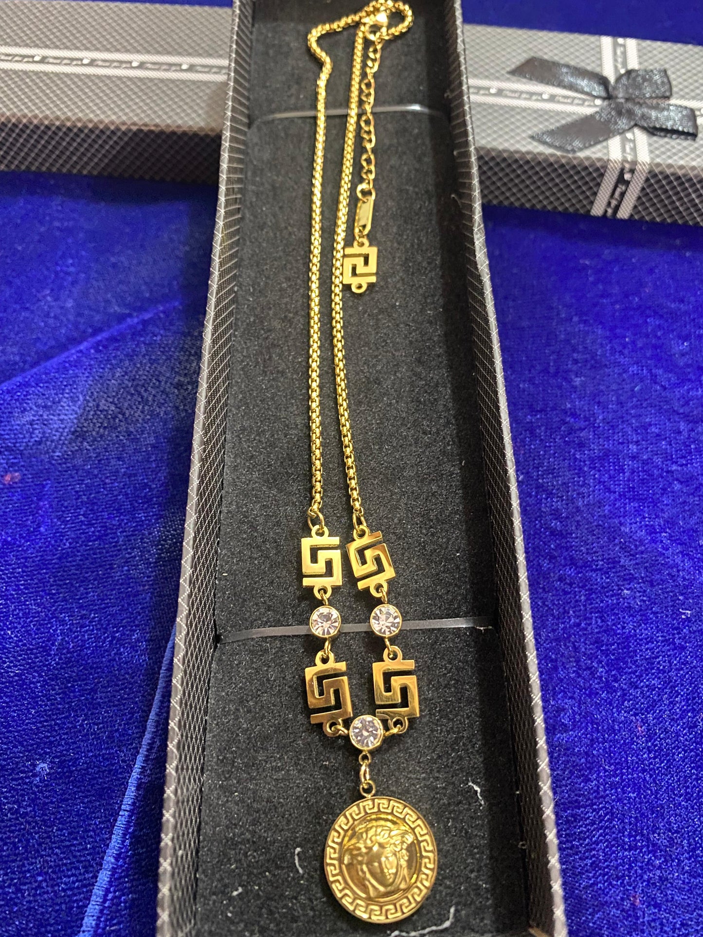 Gold necklace with a pendant new stylish design