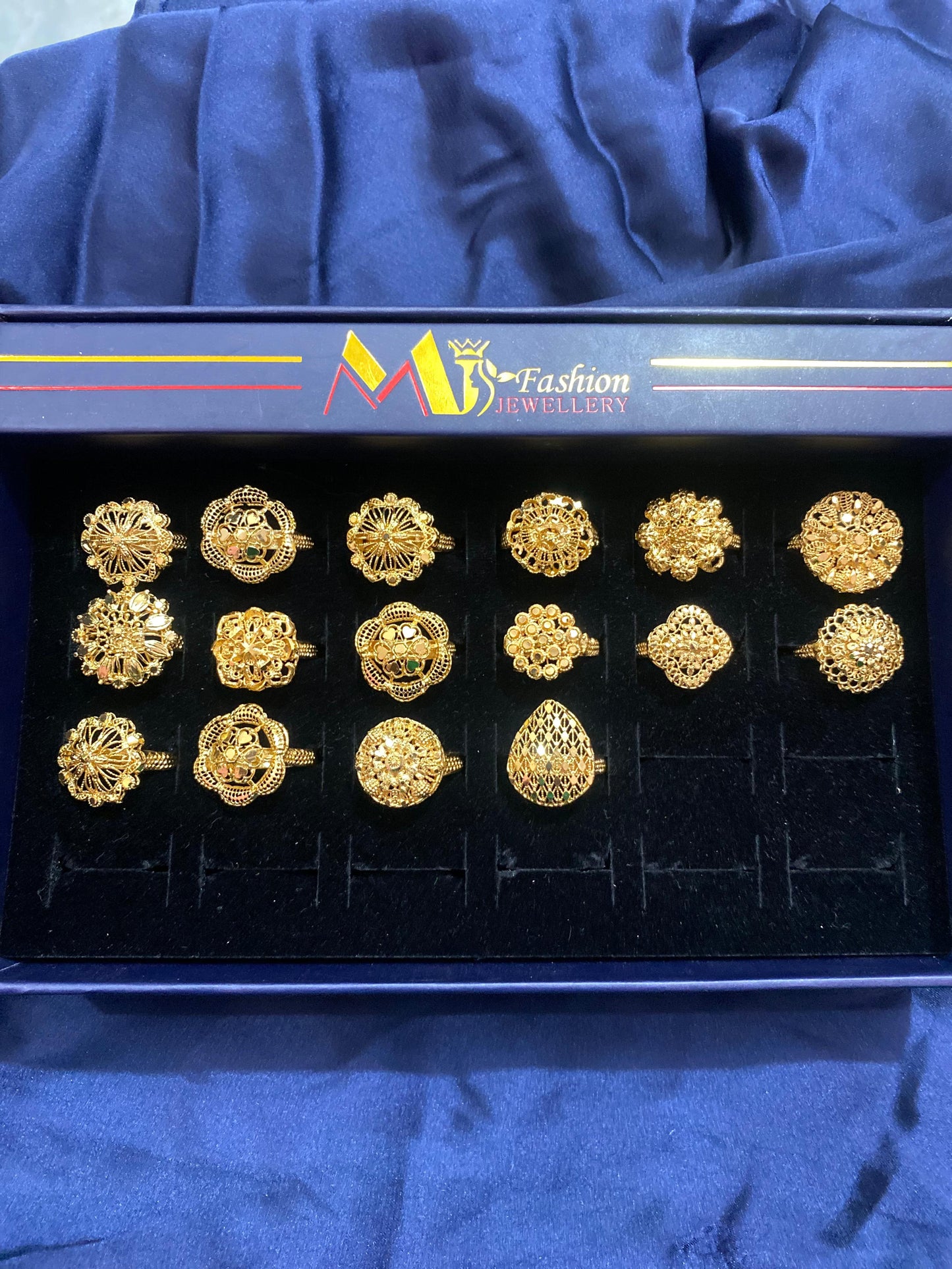 1 PIECE OF STYLISH GOLDEN RING 19 SIZE