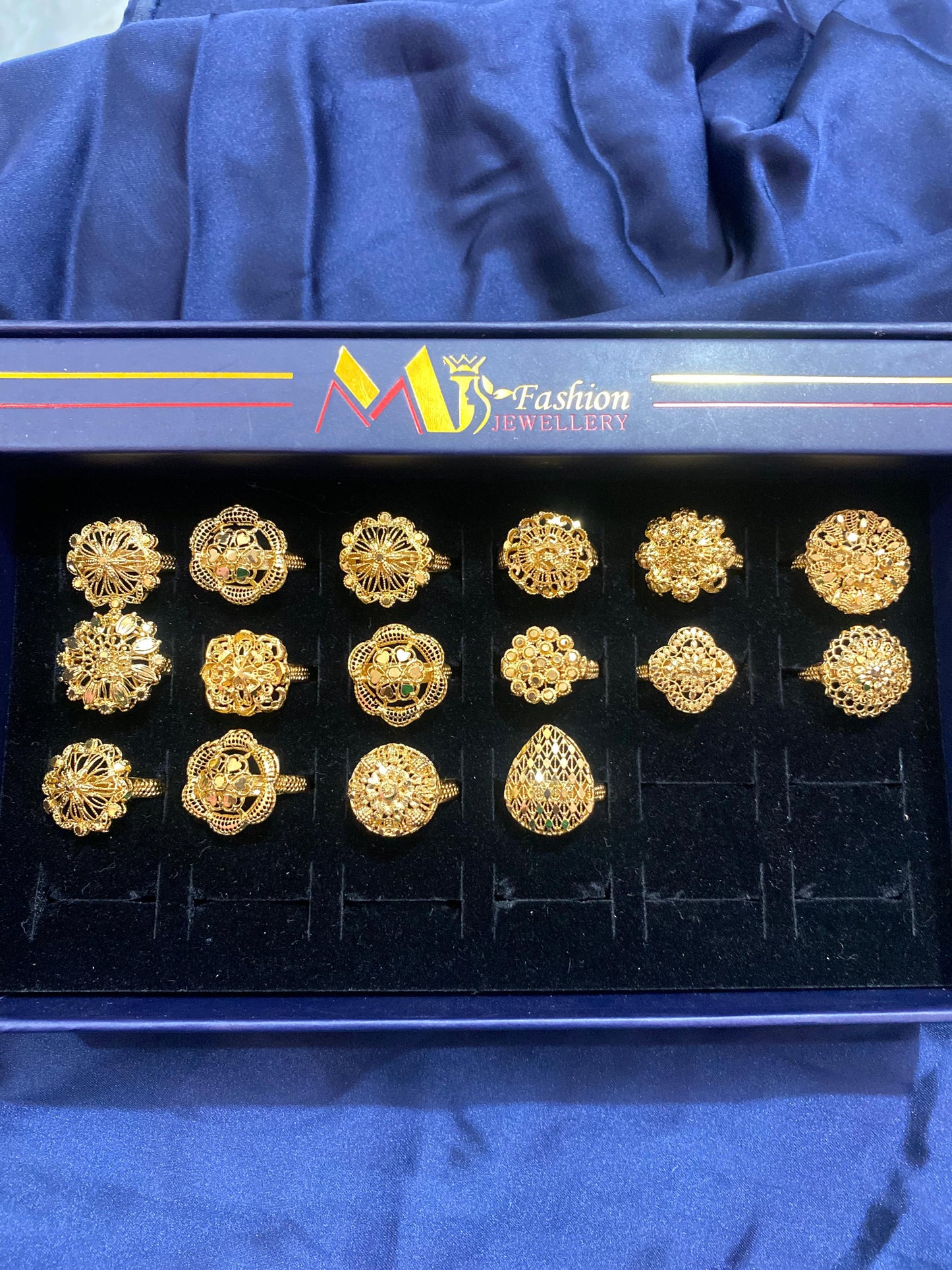 1 PIECE OF STYLISH GOLDEN RING 19 SIZE